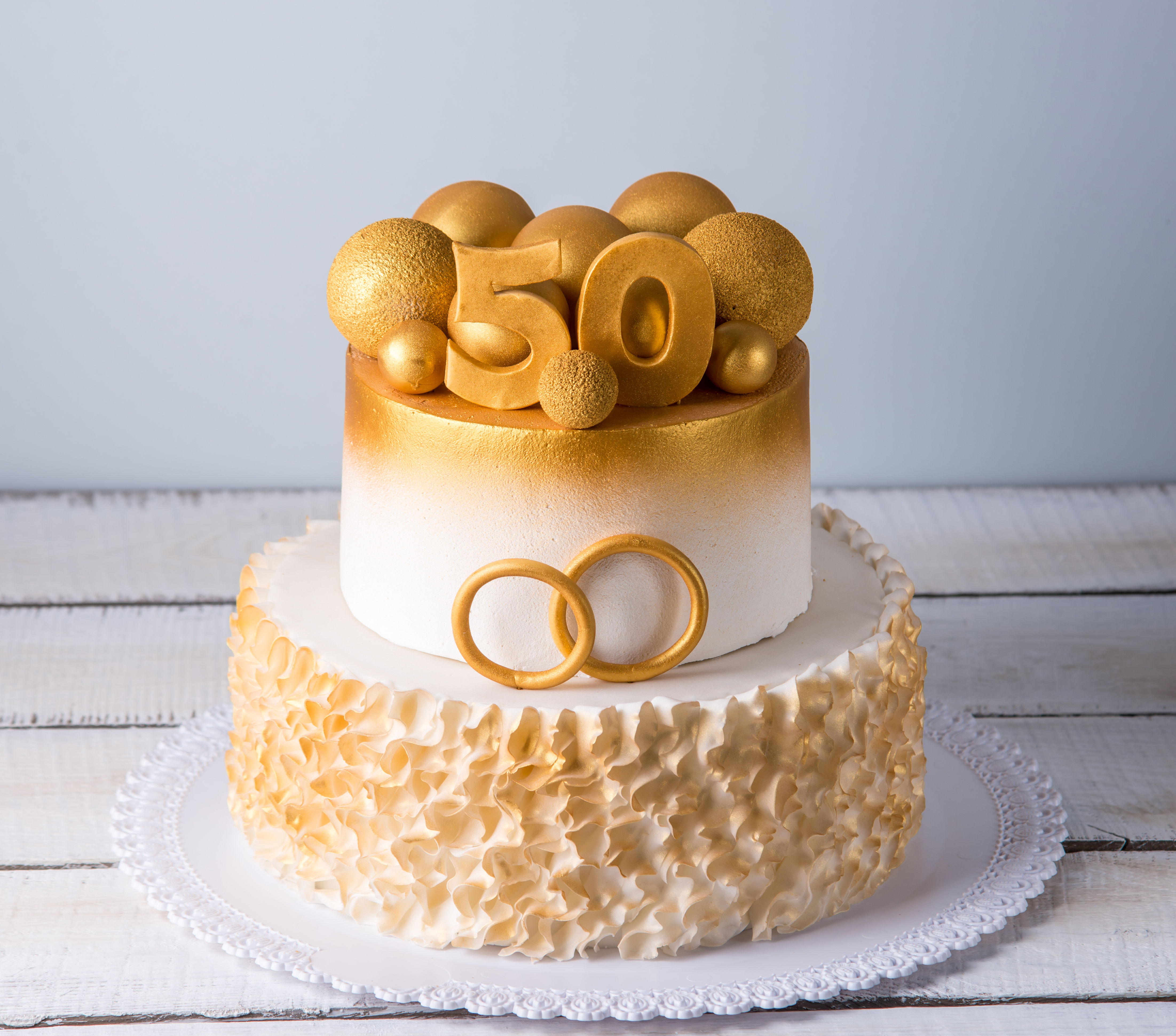 Украшение торта золотом. Торт на золотую свадьбу. Украшение торта на золотую свадьбу. Декор торта на золотую свадьбу. Торт 50 лет Золотая свадьба.