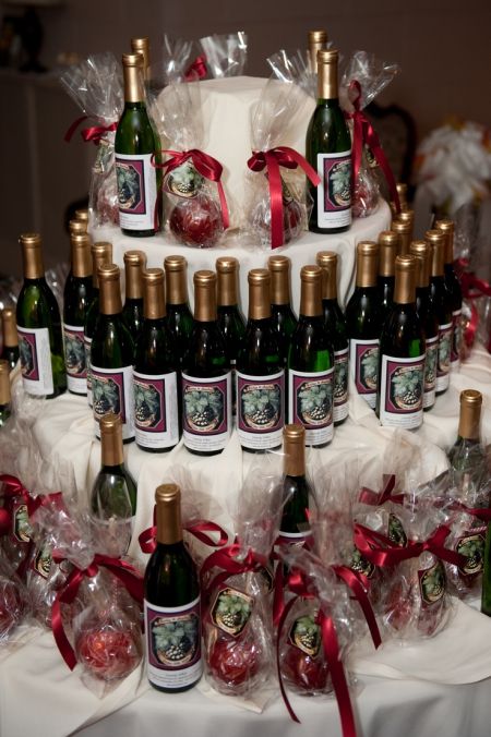 Stylish Candy Apple Wedding Favor Idea