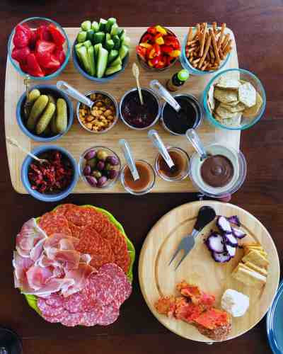 Explore simple charcuterie board ideas for effortless entertaining. A simple charcuterie board presentation filled with quick and delicious appetizers.