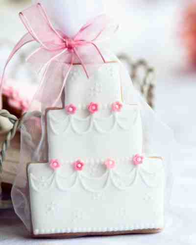 Wedding cake shaped cookie wedding favor.